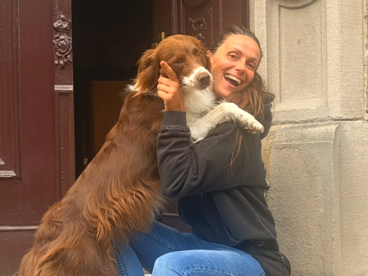 Stephanie Tümmers mit Fiene vor dem Büro in der Turmstraße in Hagen